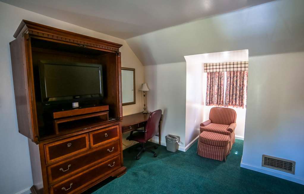 Elizabethan Inn Manteo Room photo